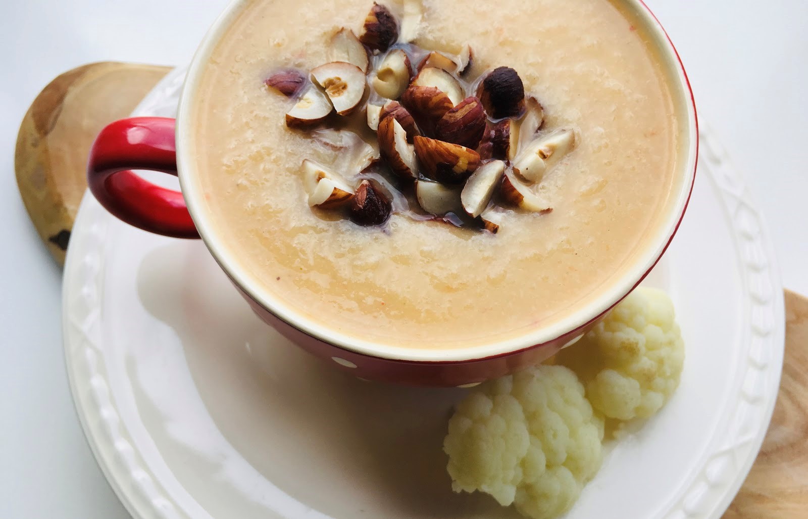Featured image for “Pittige bloemkoolsoep met hazelnoten”