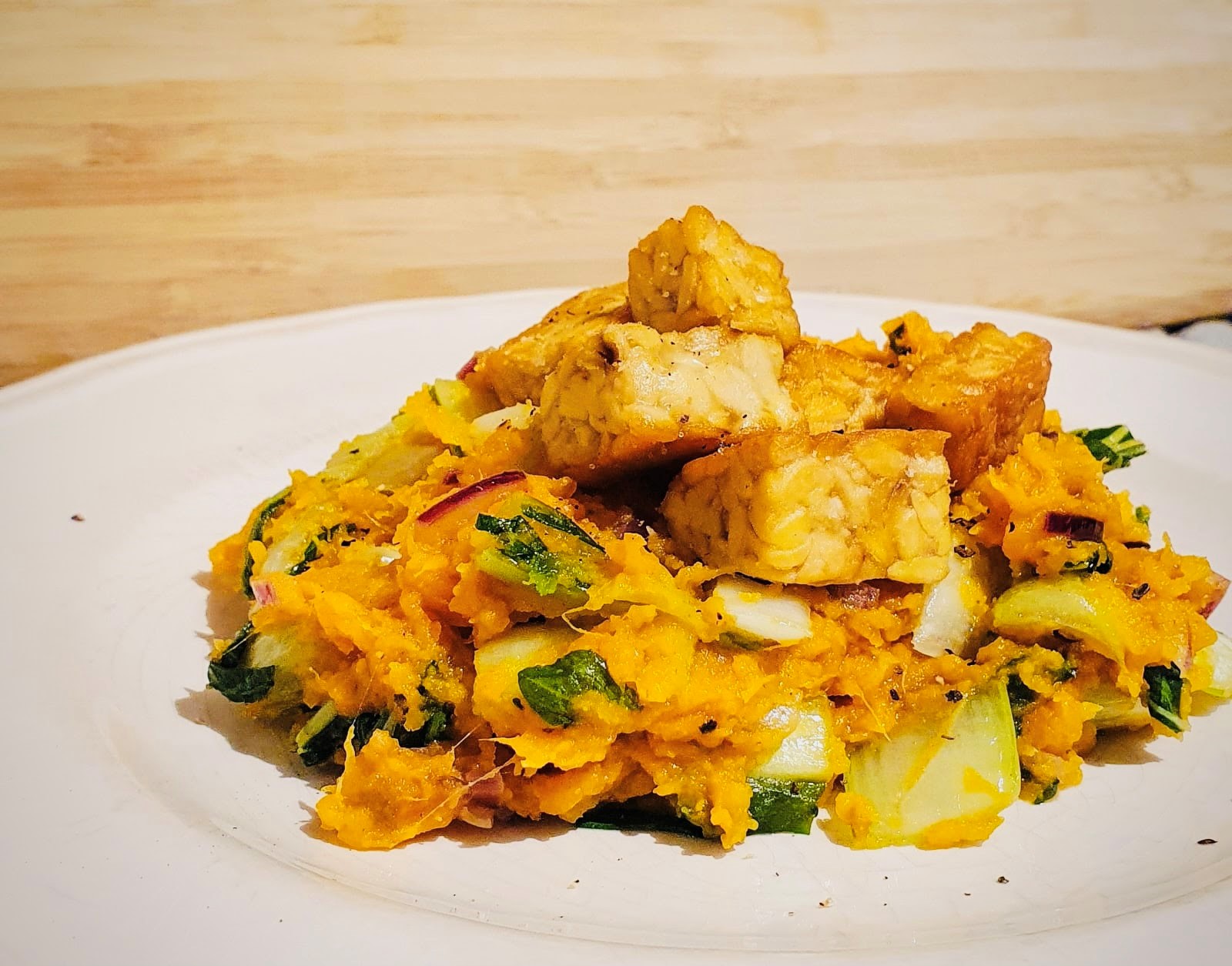 Featured image for “Zoete aardappelstamp met paksoi en knapperige tempeh”